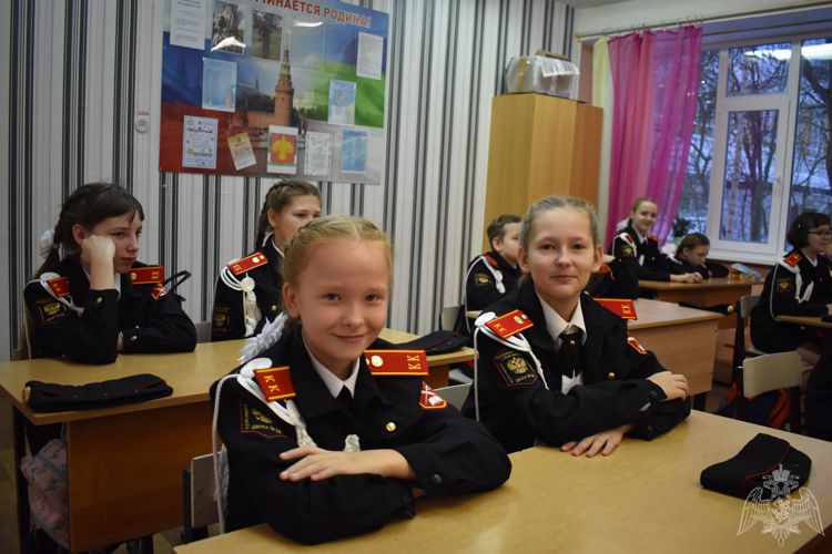 В Сыктывкаре росгвардейцы провели для школьников уроки правовой грамотности, посвященные Дню Конституции 