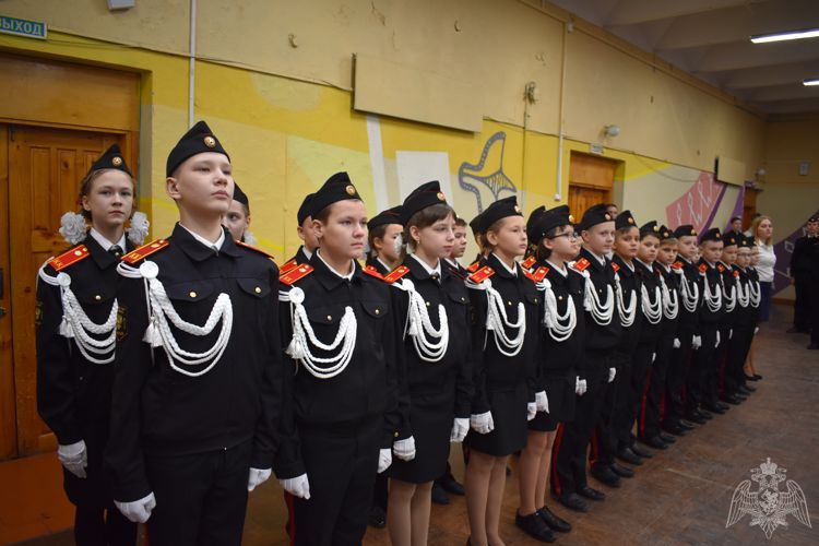 Военнослужащие Росгвардии приняли участие в торжественной церемонии посвящения сыктывкарских школьников в кадеты 