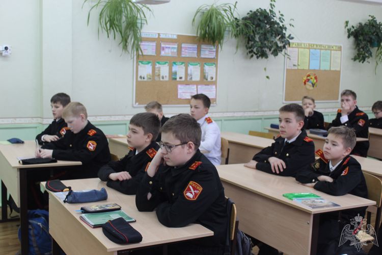 Росгвардейцы Республики Коми провели урок мужества для кадетов подшефной школы
