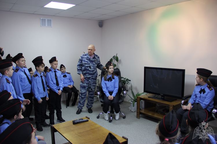 Сотрудники ОМОН провели День открытых дверей для воркутинских школьников 