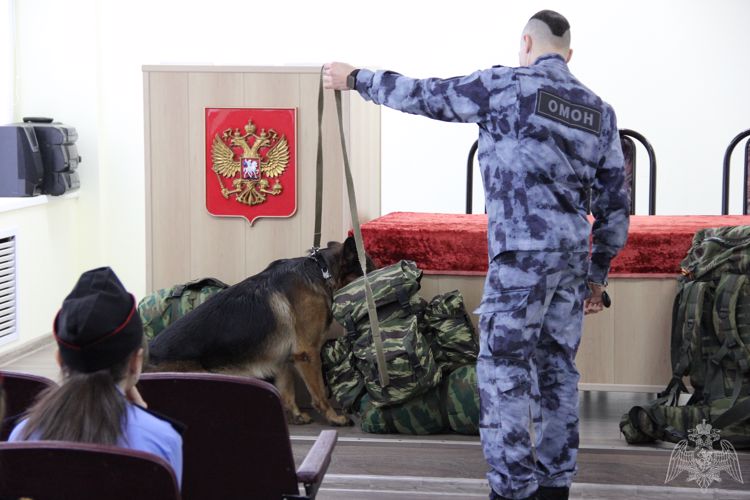 Сотрудники ОМОН провели День открытых дверей для воркутинских школьников 