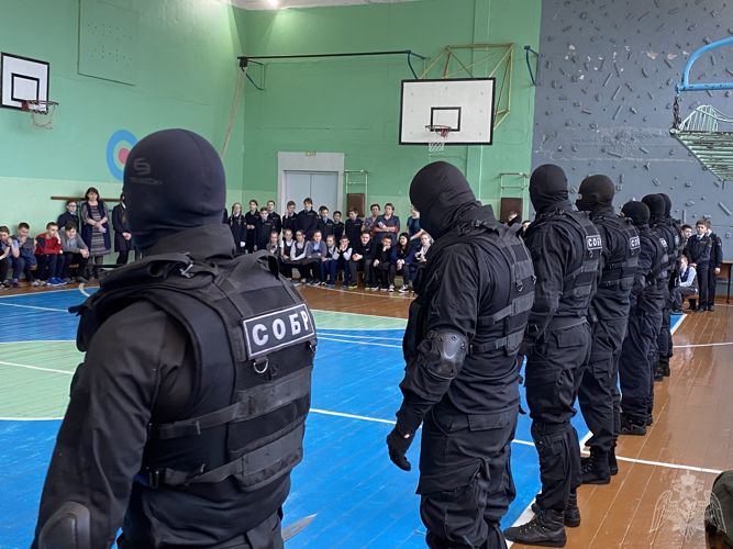 Бойцы СОБР провели показательные выступления для выльгортских школьников
