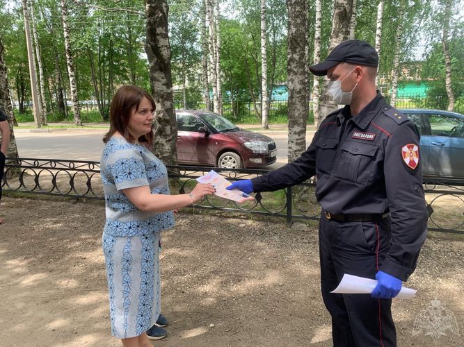 В Сыктывкаре сотрудники вневедомственной охраны напомнили гражданам, как обезопасить свое имущество на период отпусков