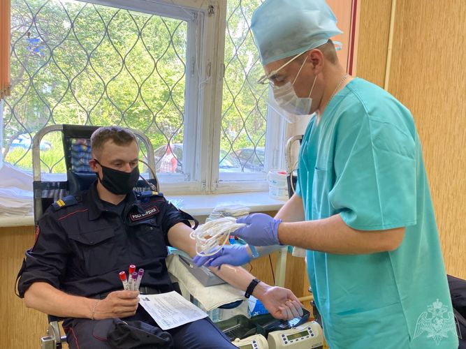 В преддверии Всемирного Дня донора сотрудники вневедомственной охраны по Республике Коми приняли участие в добровольной сдаче крови