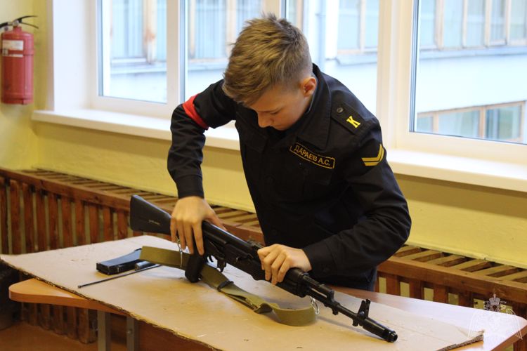 В день рождения М.Т. Калашникова сотрудники сыктывкарского ОМОН провели патриотическое мероприятие для кадетов подшефной школы