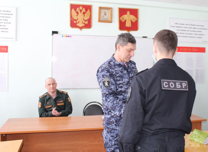 В Сыктывкаре начальник территориального управления Росгвардии поздравил сотрудников СОБР с 28-летием образования отряда