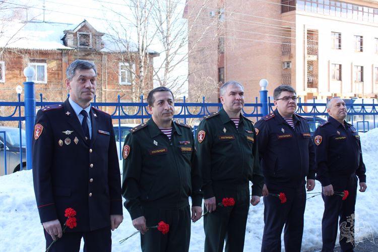 В Сыктывкаре офицеры Росгвардии почтили память сотрудников, погибших при исполнении служебного долга 