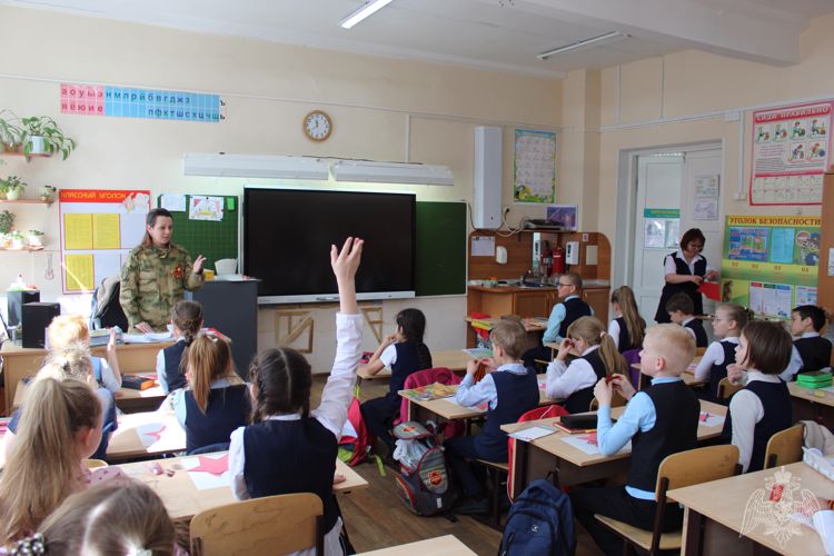 Сыктывкарские росгвардейцы вместе с гимназистами изготовили памятные сувениры для Героев Победы