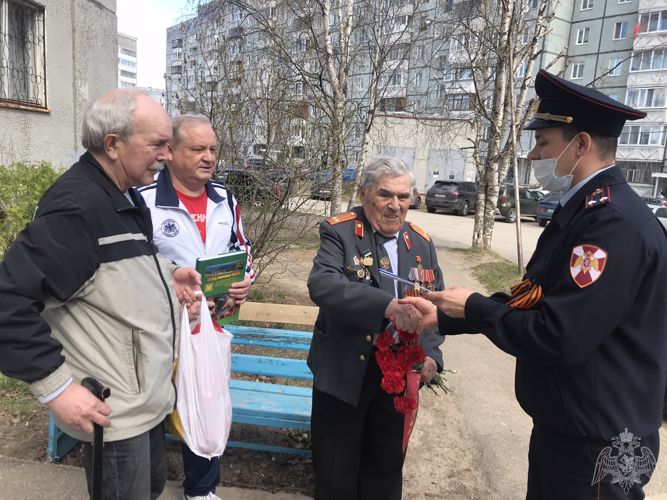 Сотрудники вневедомственной охраны по Республике Коми поздравили ветерана службы с праздником великой Победы
