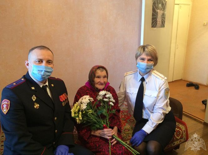 Врио начальника вневедомственной охраны г. Ухта с коллегами поздравили ветерана ведомства с праздником Великой Победы