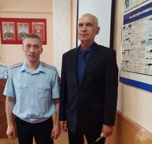 Начальник вневедомственной охраны вручил ветерану службы медаль «За заслуги в труде»
