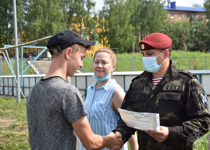 Сотрудники сыктывкарского СОБР вручили подшефным кадетам сертификаты о прохождении курса молодого бойца Росгвардии