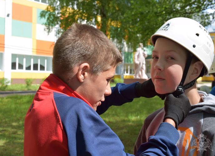 Под руководством бойца СОБР выльгортские школьники отработали способы преодоления препятствий