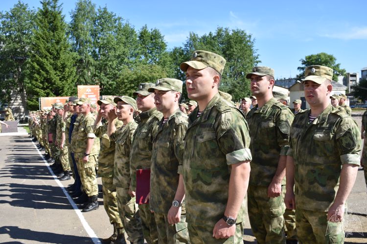 В День России в Коми офицерам Центра подготовки Северо-Западного округа Росгвардии вручили погоны