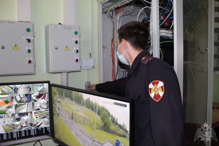 В Республике Коми сотрудники Росгвардии осуществляют приемку образовательных организаций к новому учебному году