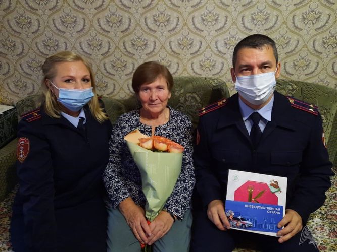 В Республике Коми офицеры вневедомственной охраны поздравили ветерана службы с 75-летним юбилеем