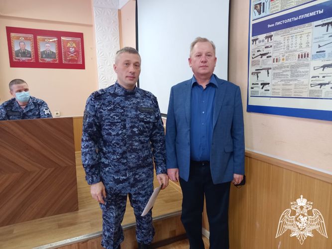 В Сыктывкаре офицера вневедомственной охраны Росгвардии поблагодарили за службу
