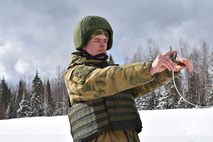 В Сыктывкаре военнослужащие по призыву в ходе занятий по инженерной подготовке отработали огневой способ взрывания