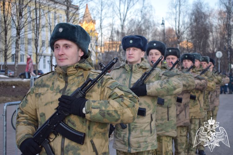 В Сыктывкаре военнослужащие Росгвардии участвуют в репетиции торжественного шествия ко Дню Победы