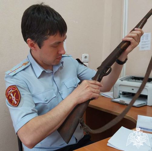 В Сыктывкаре мужчина добровольно сдал в отделение лицензионно-разрешительной работы Росгвардии найденное оружие