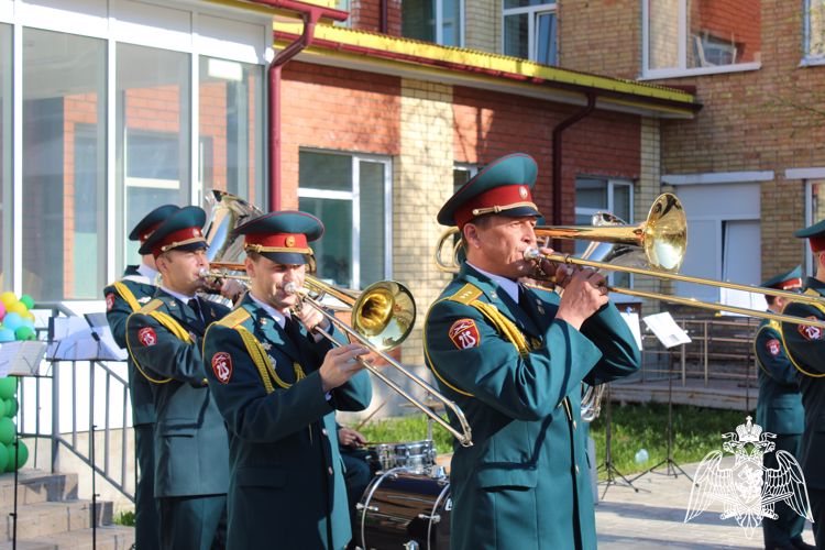 В Сыктывкаре военный оркестр Росгвардии поздравил юных пациентов с праздником детства