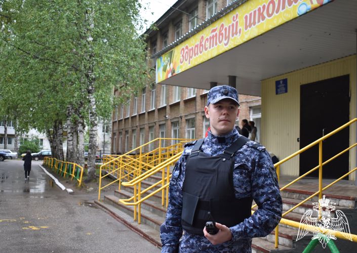 Сотрудники и военнослужащие Росгвардии Коми принимают участие в обеспечении правопорядка в День знаний