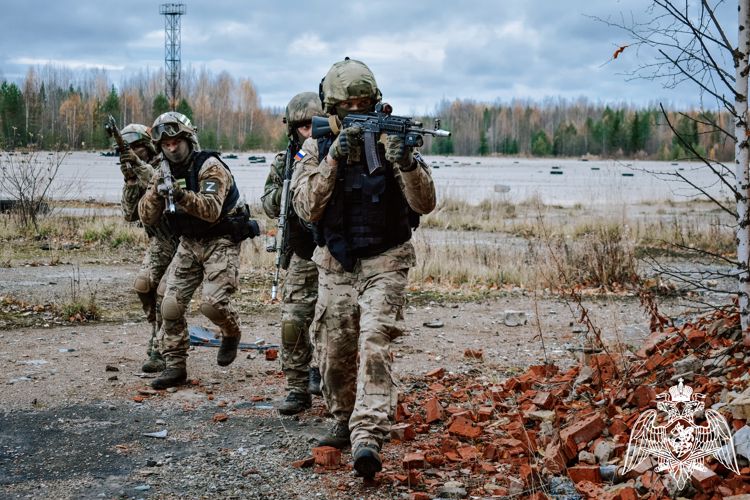 В Сыктывкаре сотрудники ОМОН Росгвардии провели тактико-специальное занятие в лесном массиве