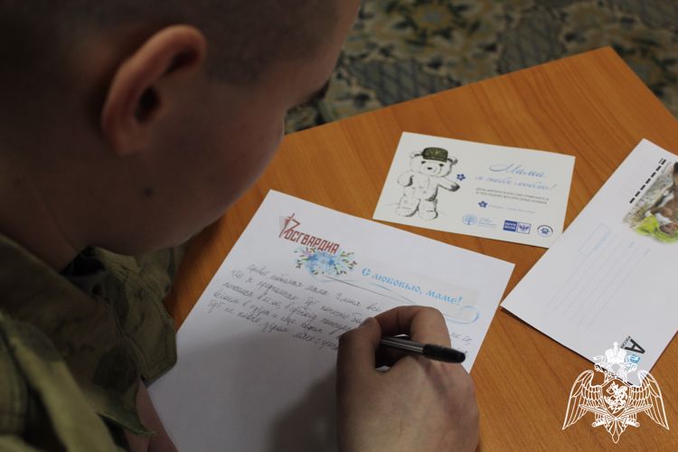 В Сыктывкаре военнослужащие Росгвардии написали письма мамам в рамках ведомственной акции