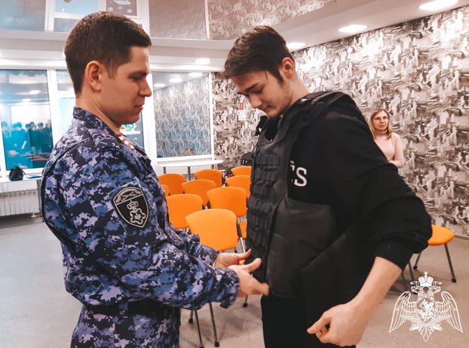 В Республике Коми сотрудники вневедомственной охраны рассказали студентам и школьникам о службе в Росгвардии