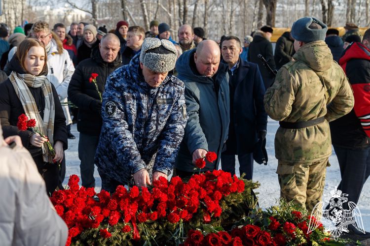 В Сыктывкаре офицеры и ветераны Росгвардии почтили память воинов-интернационалистов