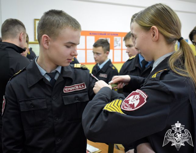 Сотрудники сыктывкарского СОБР «Заря» провели занятие по медицинской подготовке для подшефных кадетов