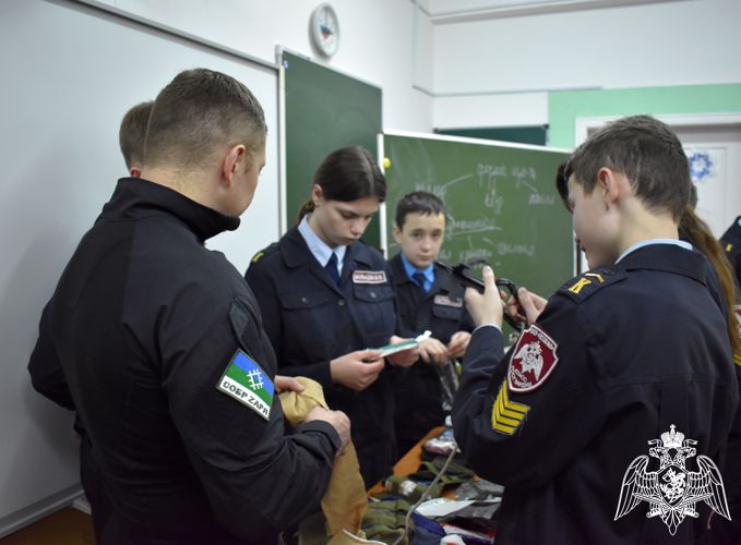 Сотрудники сыктывкарского СОБР «Заря» провели занятие по медицинской подготовке для подшефных кадетов