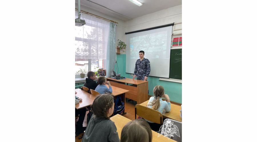 В Республике Коми сотрудники вневедомственной охраны рассказали студентам и школьникам о службе в Росгвардии