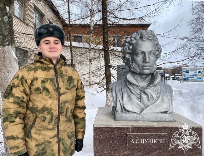 Военнослужащие Росгвардии рассказали журналистам телеканала «Коми Гор» об истории создания памятника А.С. Пушкину