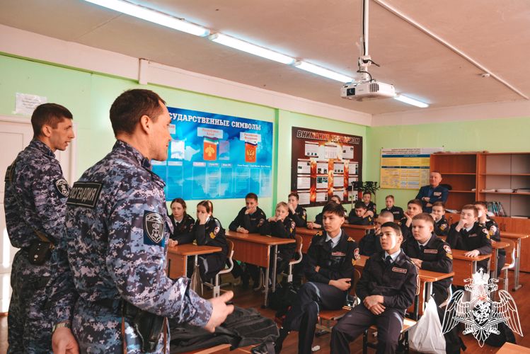В Сыктывкаре сотрудники вневедомственной охраны Росгвардии провели профориентационное занятие для подшефных кадетов