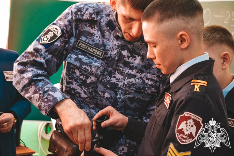 В Сыктывкаре сотрудники вневедомственной охраны Росгвардии провели профориентационное занятие для подшефных кадетов