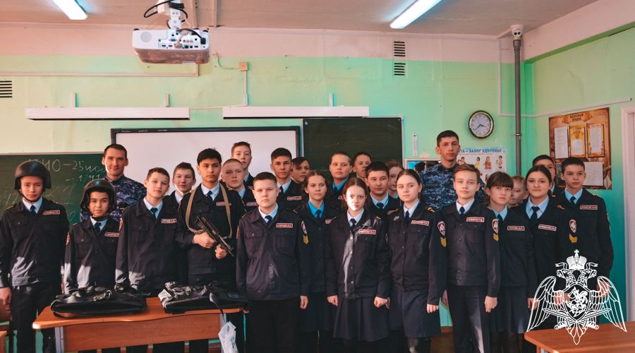 В Сыктывкаре сотрудники вневедомственной охраны Росгвардии провели профориентационное занятие для подшефных кадетов