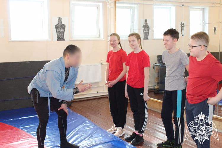 В Республике Коми сотрудники СОБР «Заря» познакомили подшефных кадетов со службой в отряде
