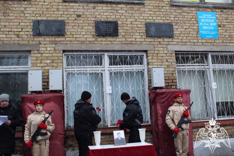 В Сыктывкаре увековечили память офицера ОМОН Росгвардии, погибшего при защите Донбасса