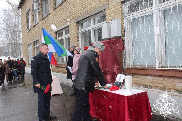 В Сыктывкаре увековечили память офицера ОМОН Росгвардии, погибшего при защите Донбасса