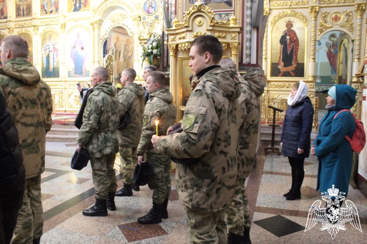 В Сыктывкаре росгвардейцы приняли участие в богослужении за здравие участников специальной операции
