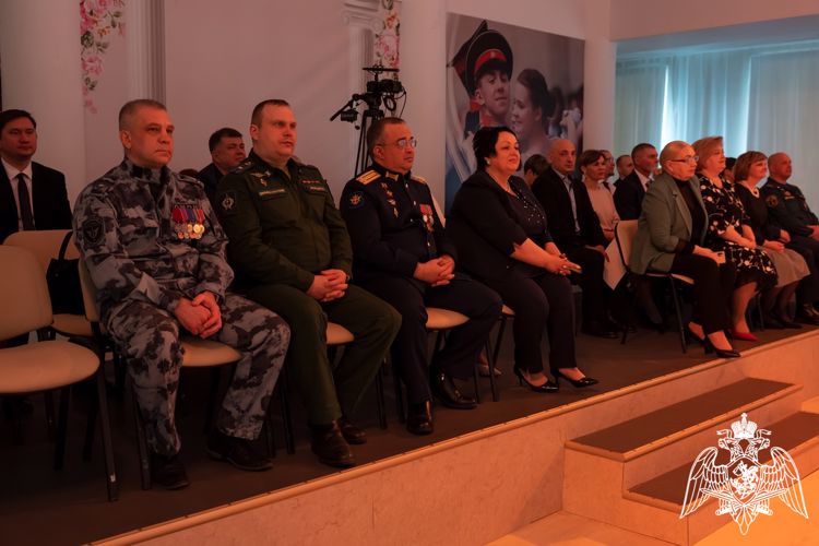 Офицеры ОМОН «Арктика» стали почетными гостями кадетского бала