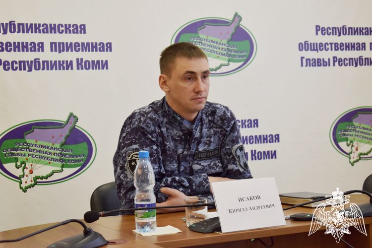 В Сыктывкаре офицер Росгвардии рассказал жителям региона об изменениях законодательства в области оборота оружия
