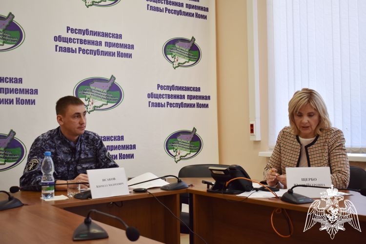 В Сыктывкаре офицер Росгвардии рассказал жителям региона об изменениях законодательства в области оборота оружия