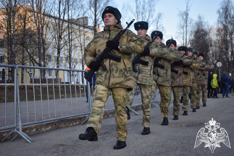 В Сыктывкаре военнослужащие Росгвардии участвуют в репетиции торжественного шествия ко Дню Победы