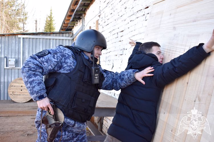 В Сыктывкаре состоялся конкурс «Лучший по профессии» среди сотрудников вневедомственной охраны Росгвардии 