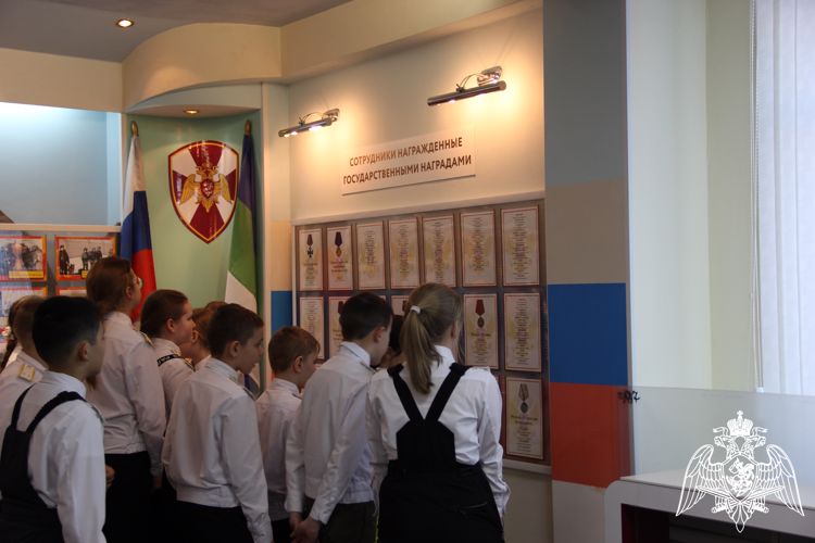 В Воркуте сотрудники ОМОН «Арктика» провели экскурсию для подшефных кадетов