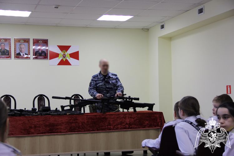 В Воркуте сотрудники ОМОН «Арктика» провели экскурсию для подшефных кадетов