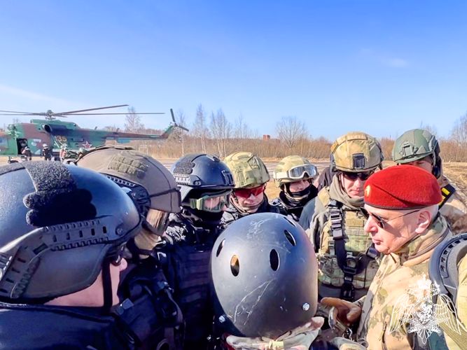 Под Петербургом сотрудники спецподразделений Управления Росгвардии по Республике Коми отработали беспарашютное десантирование