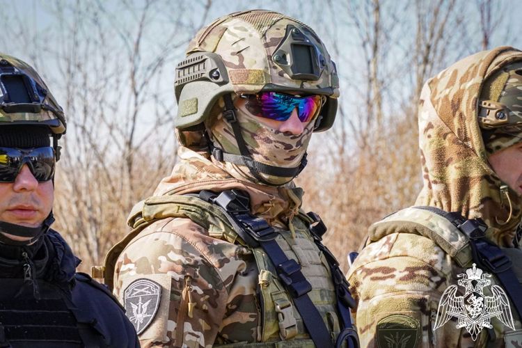 Под Петербургом сотрудники спецподразделений Управления Росгвардии по Республике Коми отработали беспарашютное десантирование